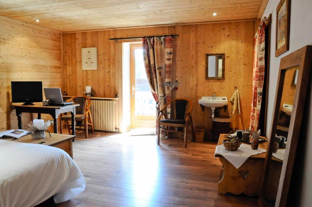 La Ferme D Emilienne Bed & Breakfast Sallanches Room photo